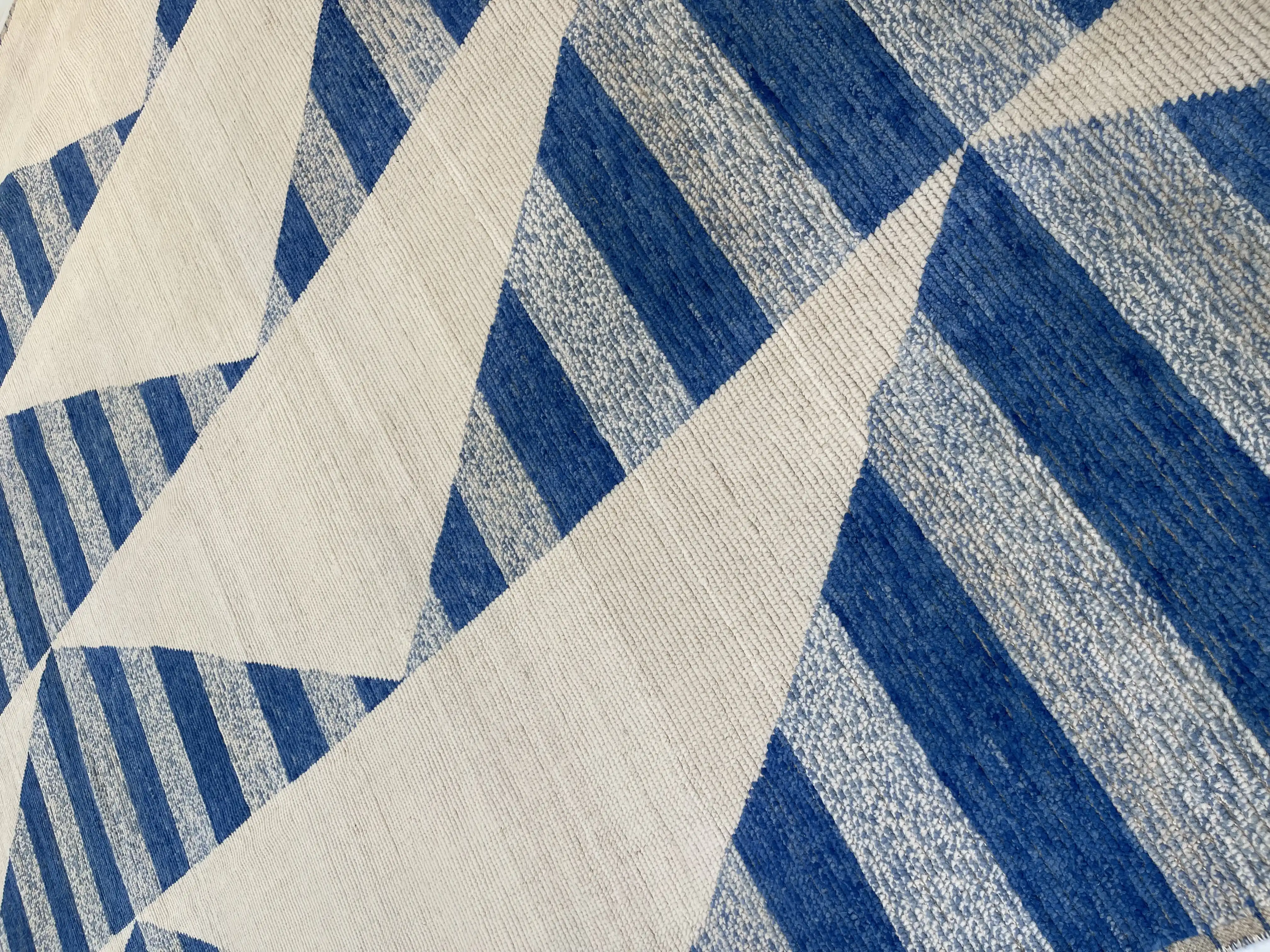 10'6" x 14" Hampton Rug, Ivory/Blue 2 10'6" x 14" Hampton Rug, Ivory/Blue