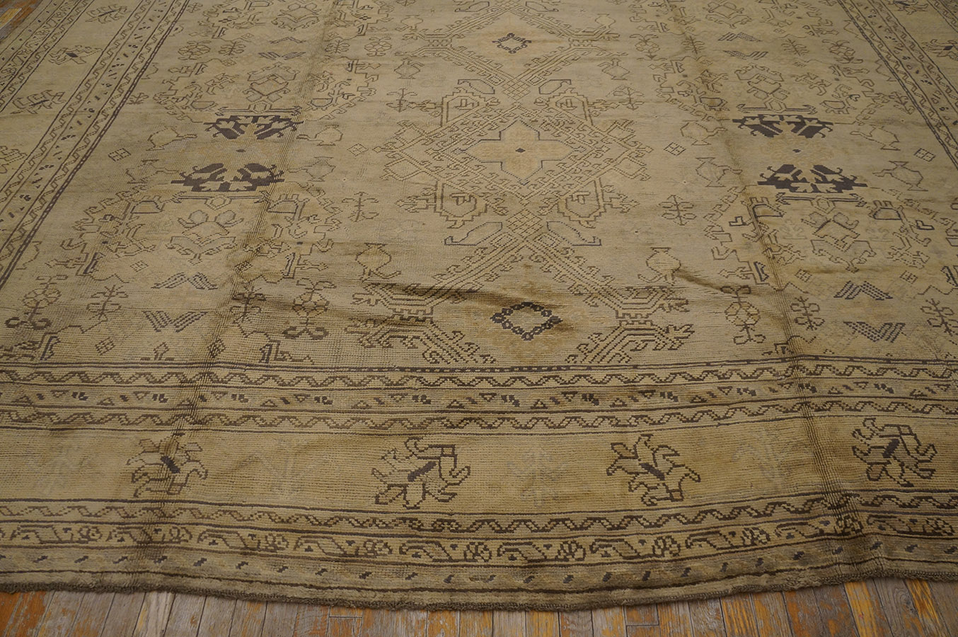 Early 20th Century Turkish Oushak Carpet 2 Early 20th Century Turkish Oushak Carpet