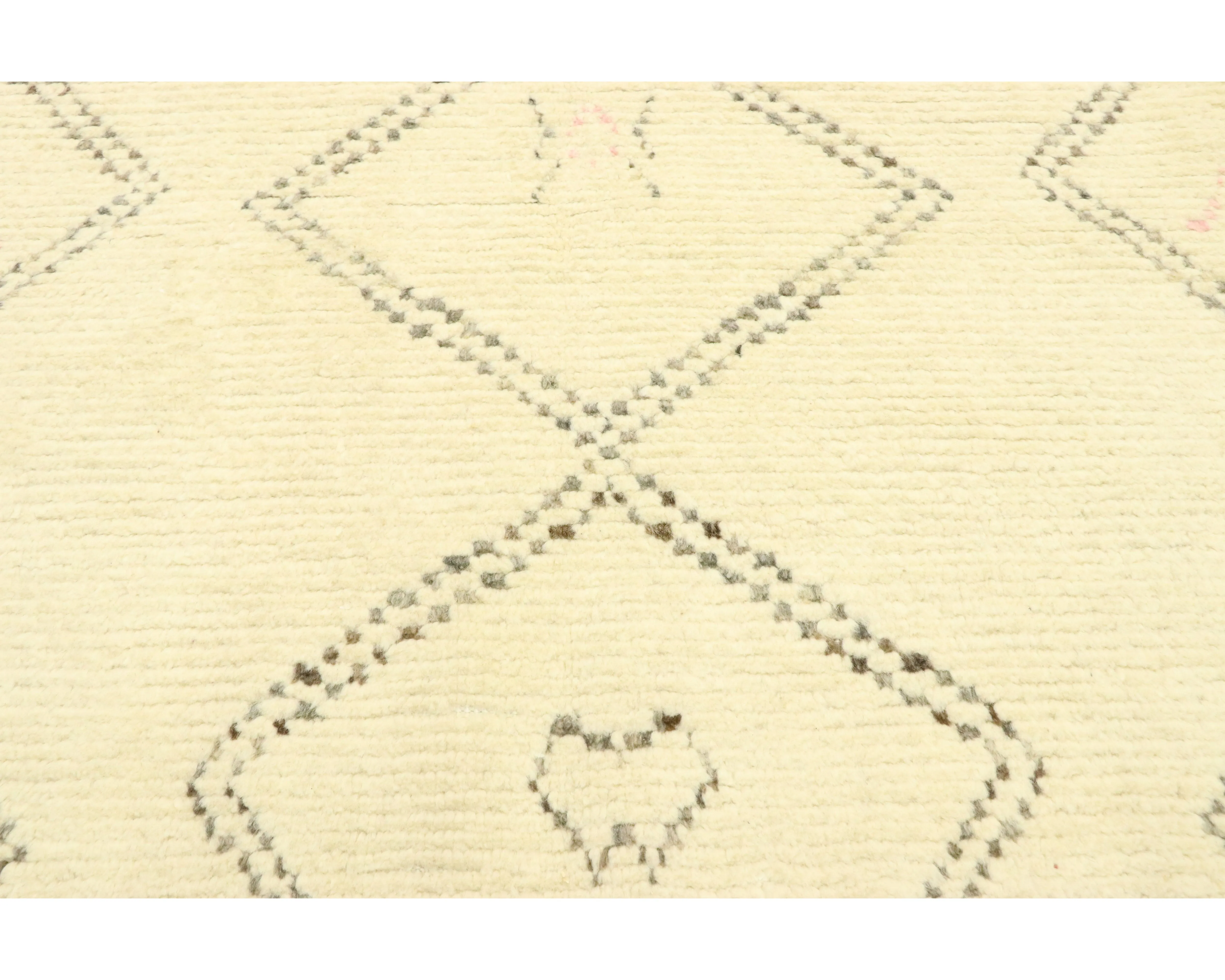 4'10" x 07'5" Moroccan Style Rug 4 4'10" x 07'5" Moroccan Style Rug