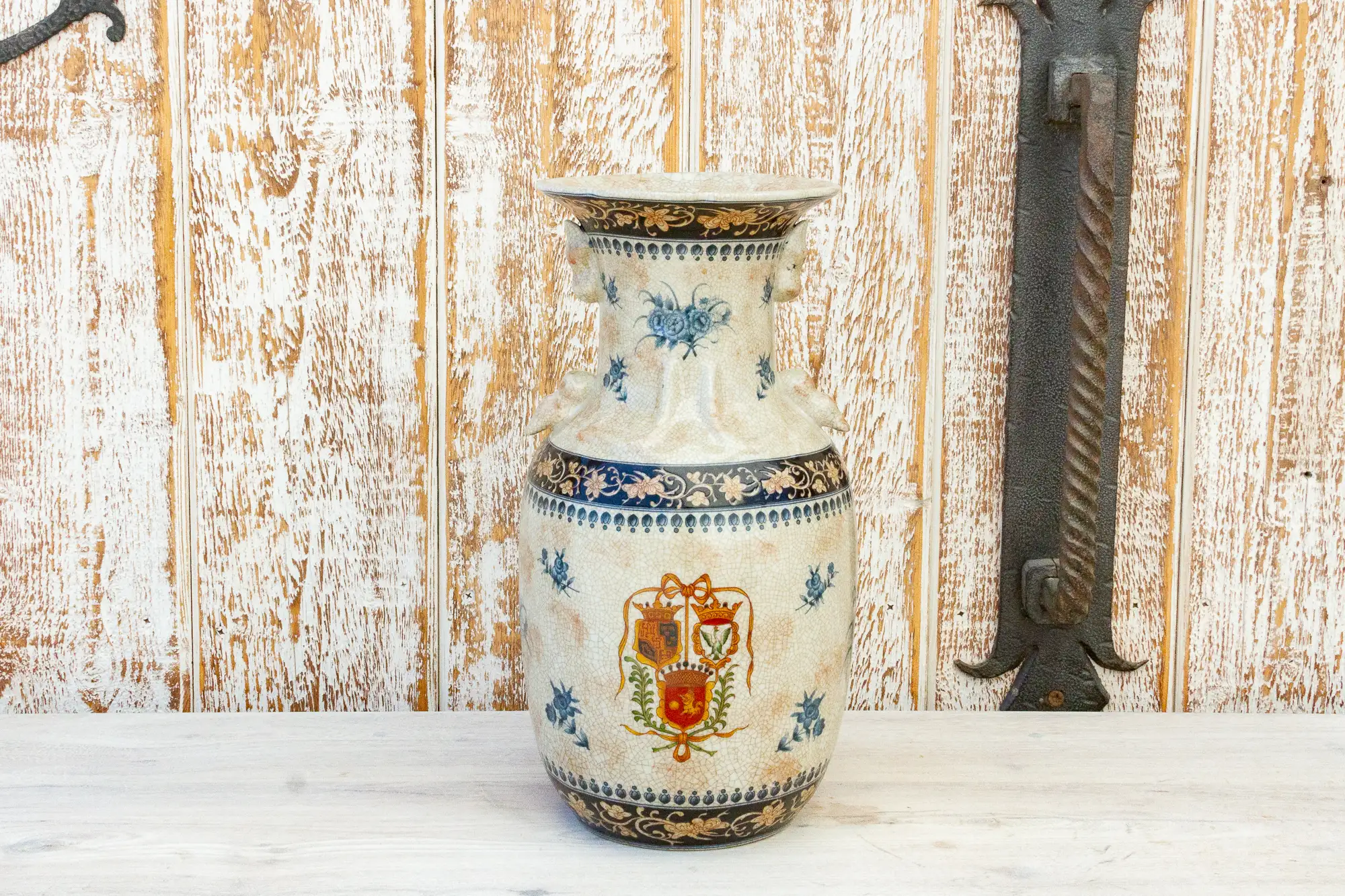Elegant Chinese Export Painted Vase 8 Elegant Chinese Export Painted Vase